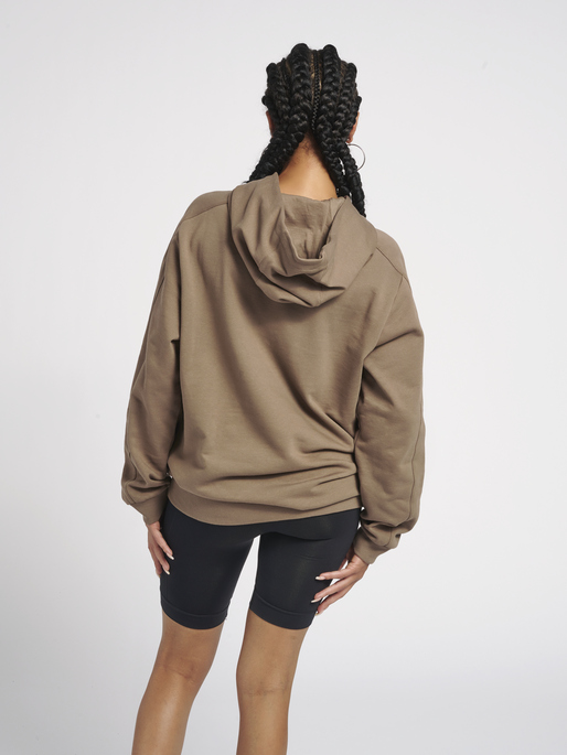 hmlDENNIS HOODIE, 8058, model