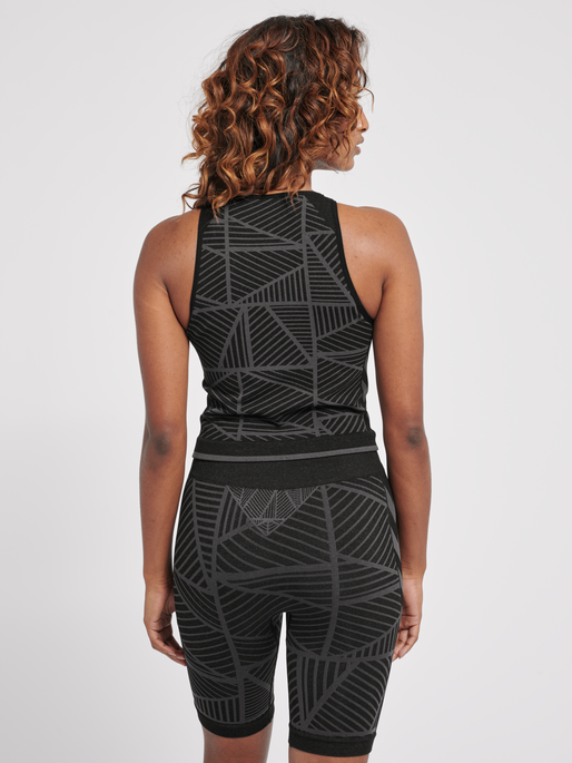 hmlMT ENERGY SEAMLESS CROP TOP, BLACK/ASPHALT MELANGE, model