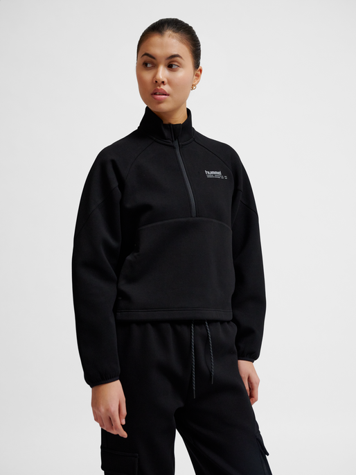 hmlTECH FLEECE WOMEN BOXY HALF ZIP, BLACK, model