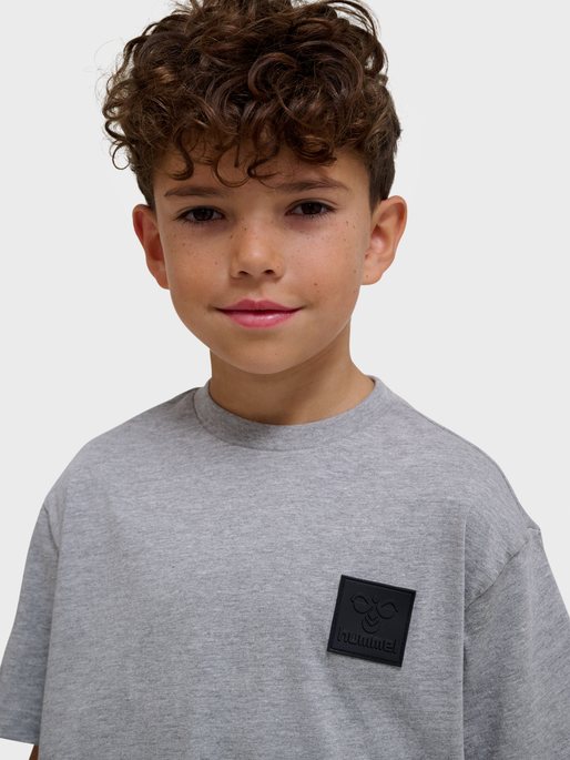 hmlCLEAN T-SHIRT S/S, GREY MELANGE, model