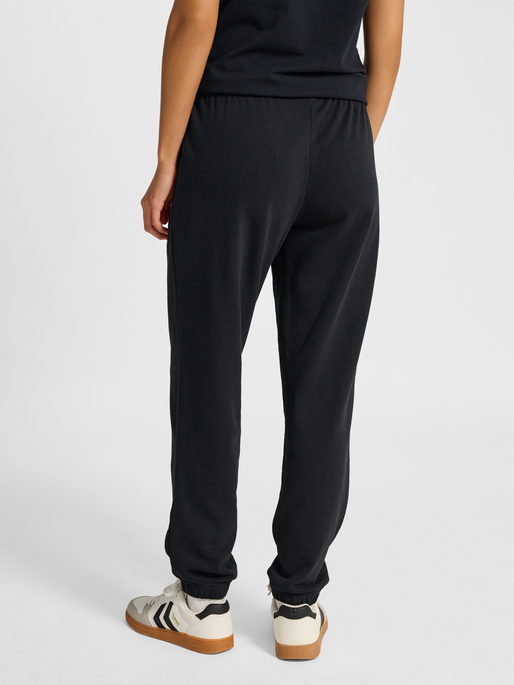 hmlPULSE W SWEAT PANTS, BLACK, model