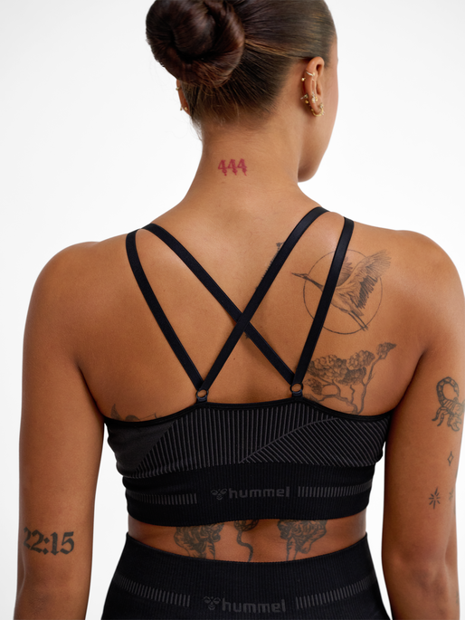 hmlUNITY SEAMLESS BRA, BLACKENED PEARL, model