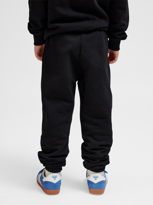 hmlJR LOOSE SWEATPANTS BEE, BLACK, model
