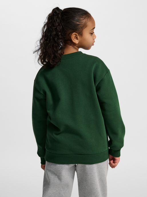 hmlJR LOOSE CREWNECK BEE, DARK GREEN, model