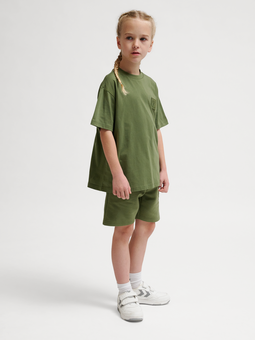 hmlCLEAN T-SHIRT S/S, OLIVINE, model