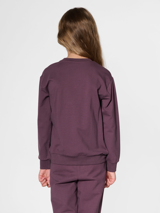 hmlTUKAS SWEATSHIRT, HUCKLEBERRY, model