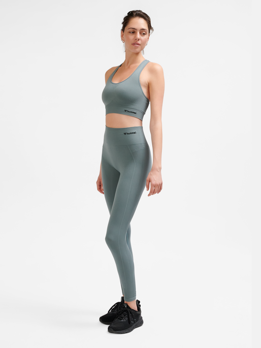 hmlTIF SEAMLESS SPORTS TOP, BALSAM GREEN, model
