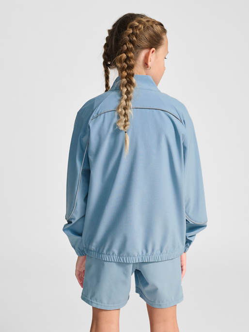 hmlJR WOVEN ZIP JACKET, FADED DENIM, model