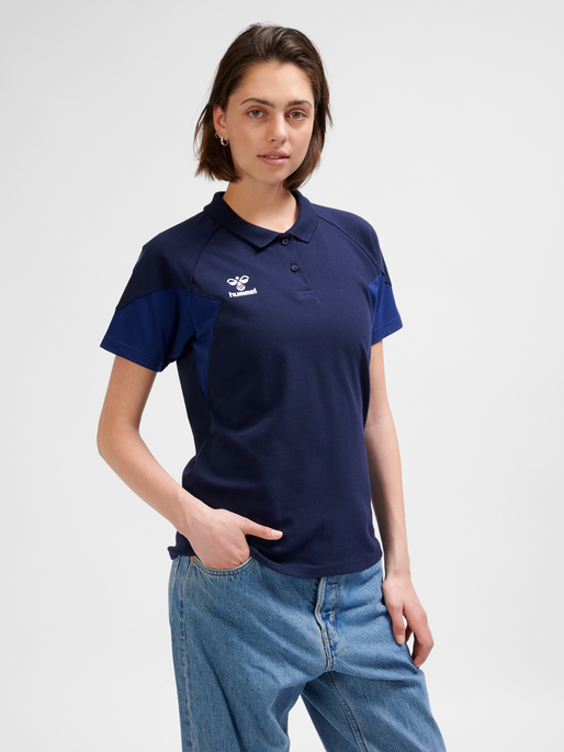 hmlTRAVEL POLO WOMAN, MARINE, model