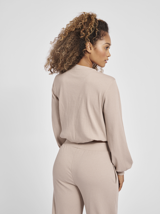 hmlMT FRIEDA LOOSE SWEATSHIRT, 2124, model