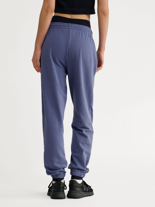 hmlPULSE W SWEAT PANTS, BLUE INDIGO, model