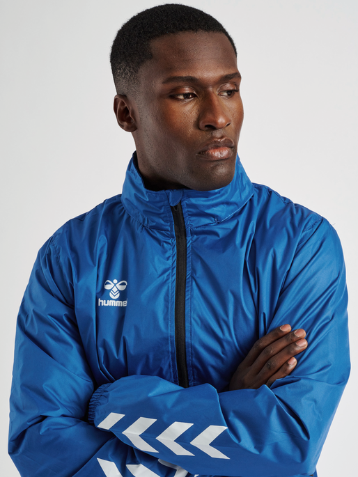 hmlCORE XK SPRAY JACKET, TRUE BLUE, model