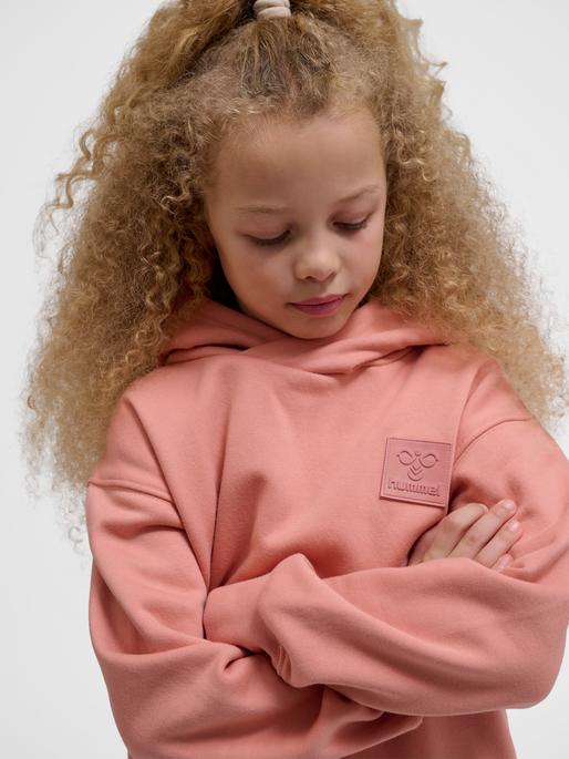 hmlCLEAN HOODIE, ROSE DAWN, model