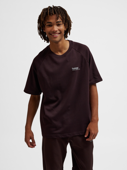 hmlTECH LOOSE TEE, CHOCOLATE PLUM, model