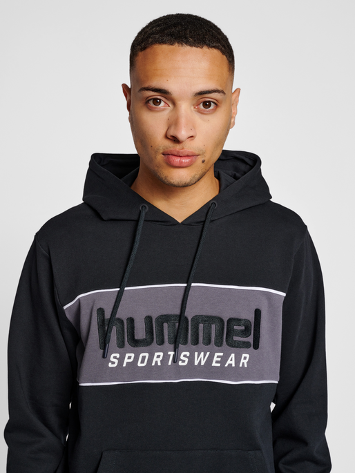 hmlLGC JULIAN HOODIE, BLACK, model