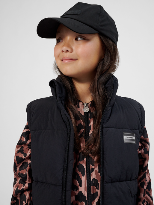 hmlCRISP TEX VEST, BLACK, model