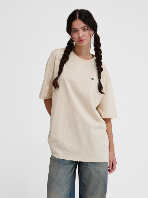 hmlLOOSE T-SHIRT BEE S/S, FOG, model