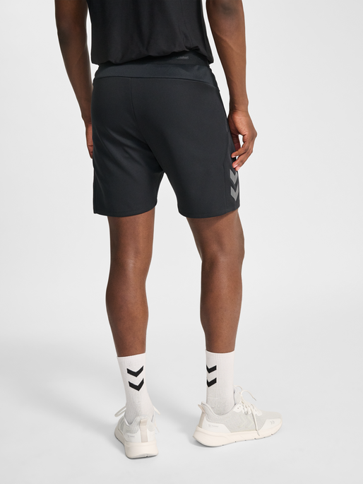 hmlCIMA 2.0 SHORTS, BLACK, model