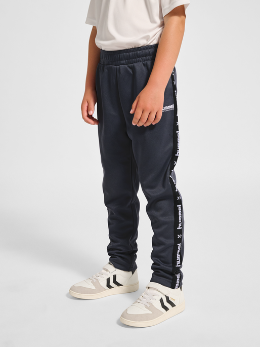 hmlJR GOAL TAPE PANTS, EBONY, model