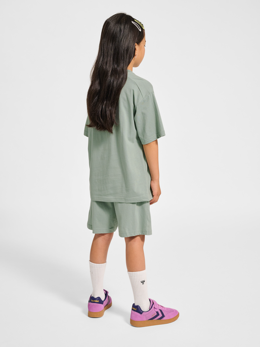 hmlJR LOOSE SET HS GRAPHIC, ICEBERG GREEN, model