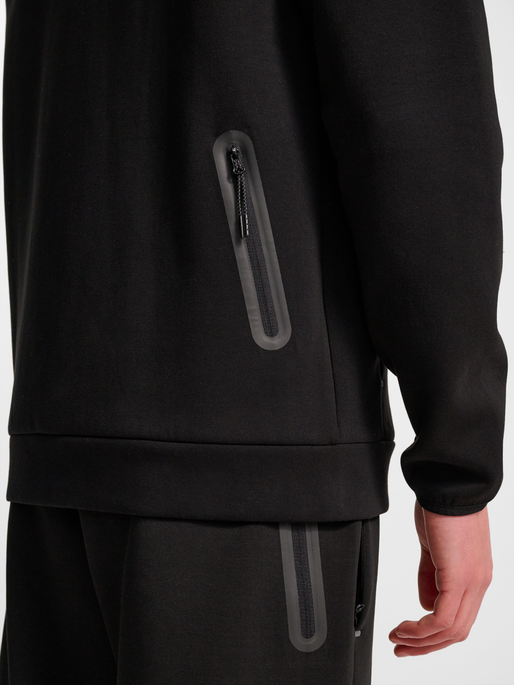 hmlTECH FLEECE REGULAR ZIP HOODIE, BLACK, model