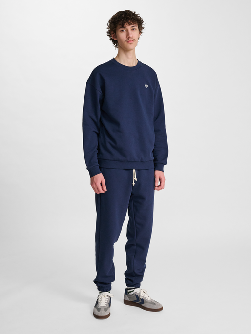 hmlLOOSE CREWNECK BEE, DRESS BLUES, model