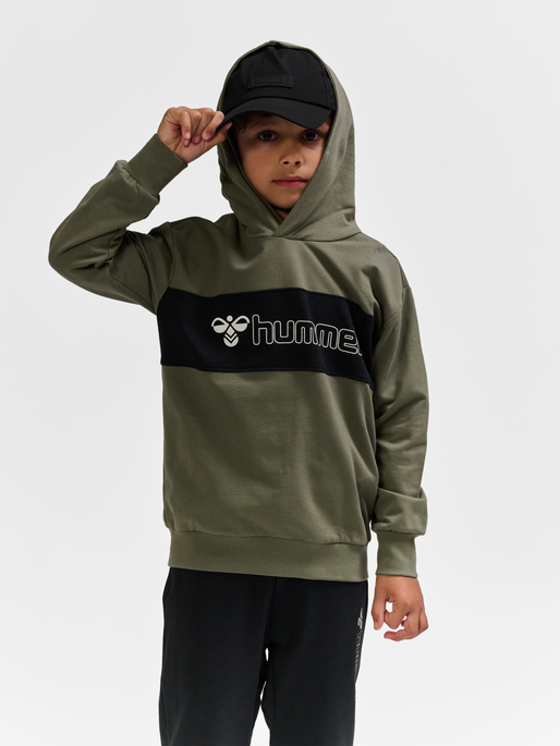 hmlATLAS HOODIE, DUSTY OLIVE, model