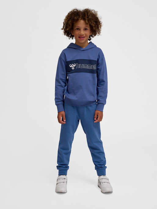 hmlATLAS HOODIE, TRUE NAVY, model