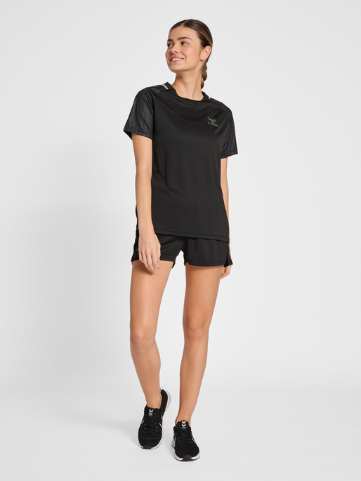 hmlONGRID POLY SHORTS WO, JET BLACK/FORGED IRON, model