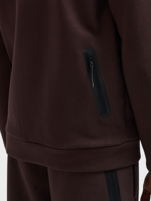 hmlTECH FLEECE REGULAR ZIP HOODIE, CHOCOLATE PLUM, model