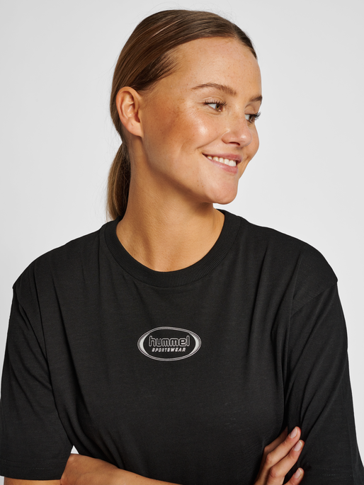 hmlLGC TAMMY T-SHIRT, BLACK, model