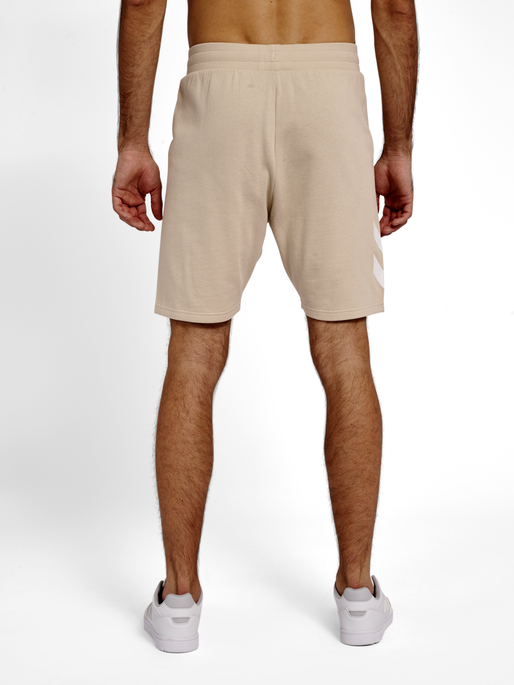 hmlLEGACY SHORTS, PUMICE STONE, model