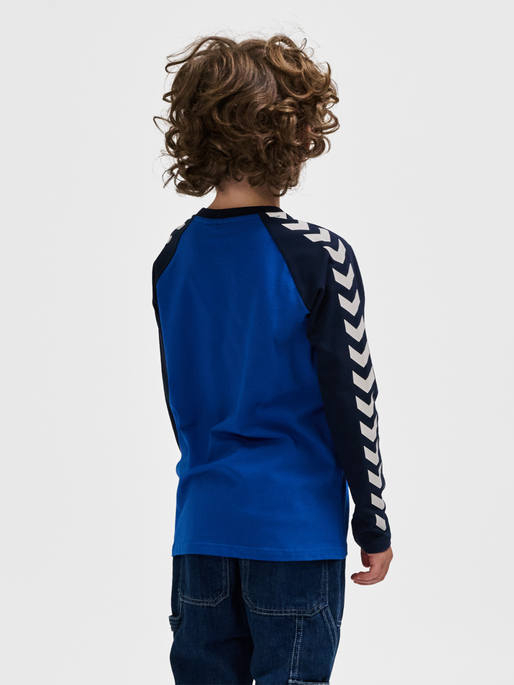 hmlBOYS T-SHIRT L/S, BLUE LOLITE, model
