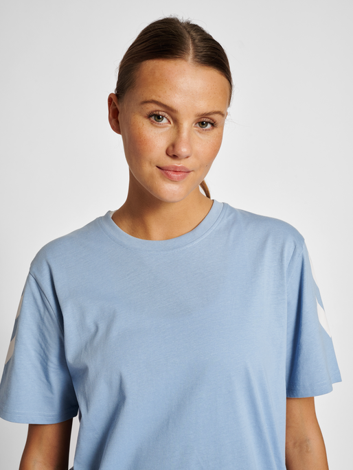 hmlLEGACY CHEVRON T-SHIRT, ASHLEY BLUE, model