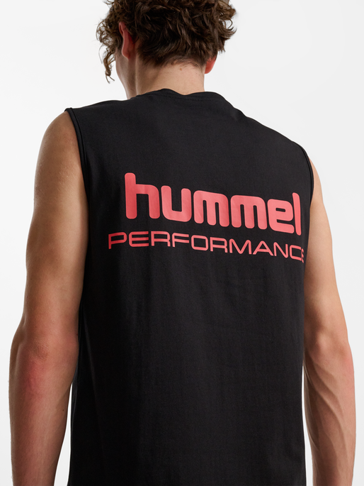 hmlHIIT MUSCLE TANK TOP, BLACK, model