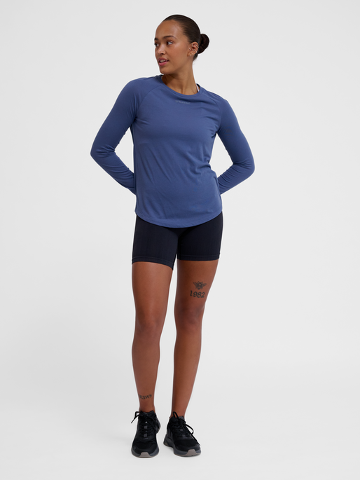 hmlMT VANJA T-SHIRT L/S, BLUE INDIGO, model