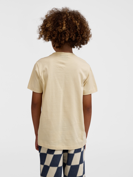 hmlPETS T-SHIRT S/S, WOOD ASH, model