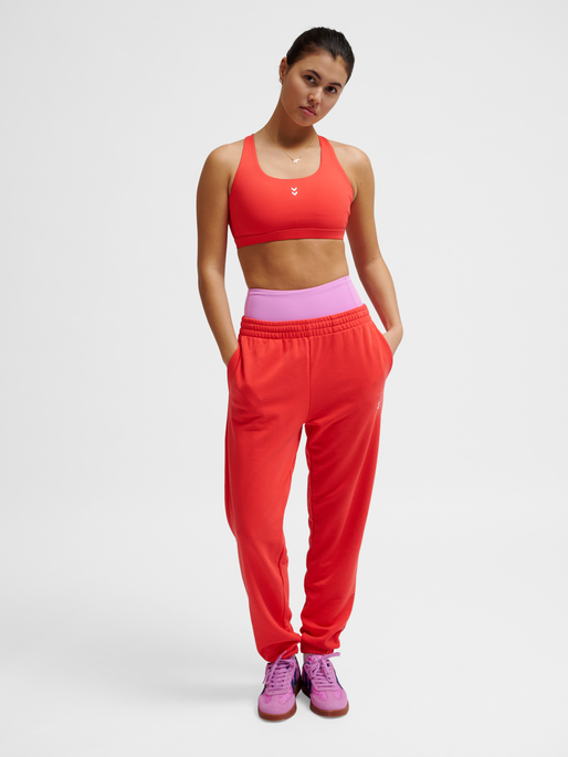 hmlFAST IMPACT STRAP BRA, HIBISCUS, model