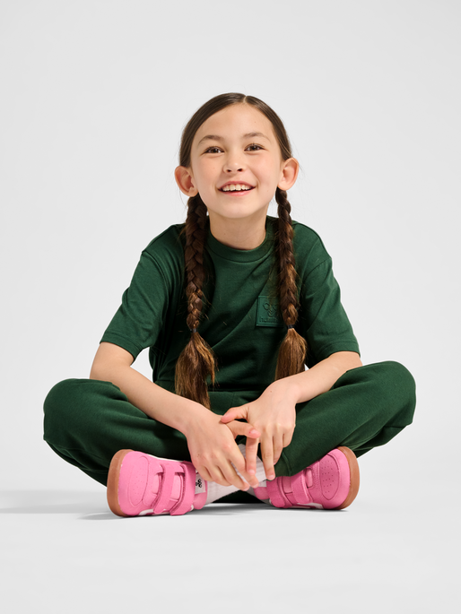 hmlCLEAN T-SHIRT S/S, DARK GREEN, model