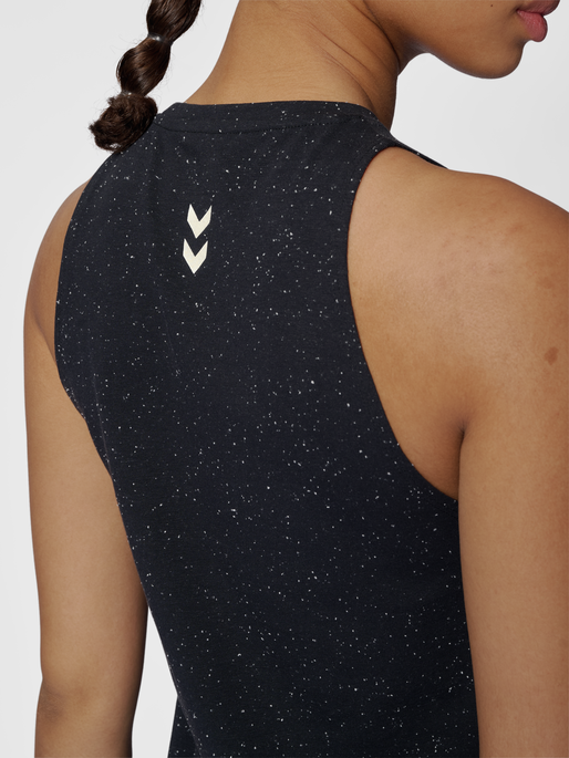 hmlMT ULTRA TOP, BLACK MELANGE, model