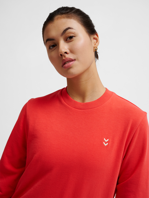 hmlPULSE W SWEAT CREWNECK, HIBISCUS, model