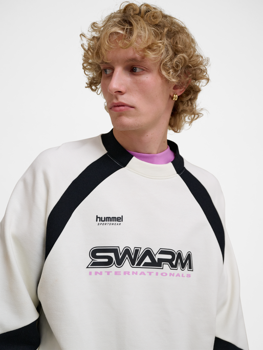 hmlOVERSIZED CREW SPORTSWEAR SWARM, TOFU, model