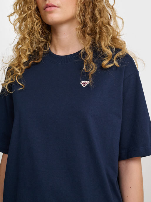 hmlLOOSE T-SHIRT BEE S/S, DRESS BLUES, model