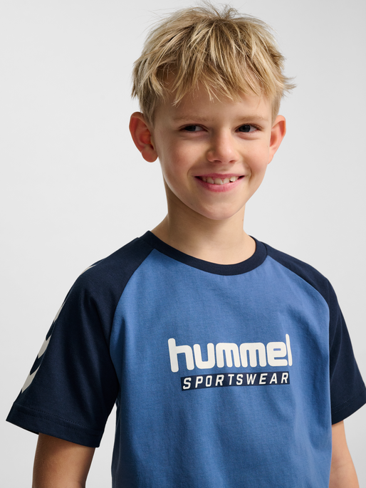 hmlJR LOGO T-SHIRT S/S, DUTCH BLUE, model