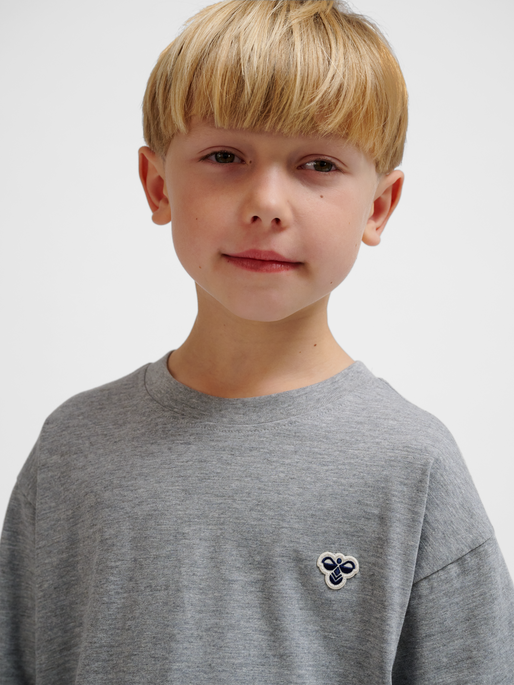 hmlJR LOOSE T-SHIRT S/S BEE, GREY MELANGE, model