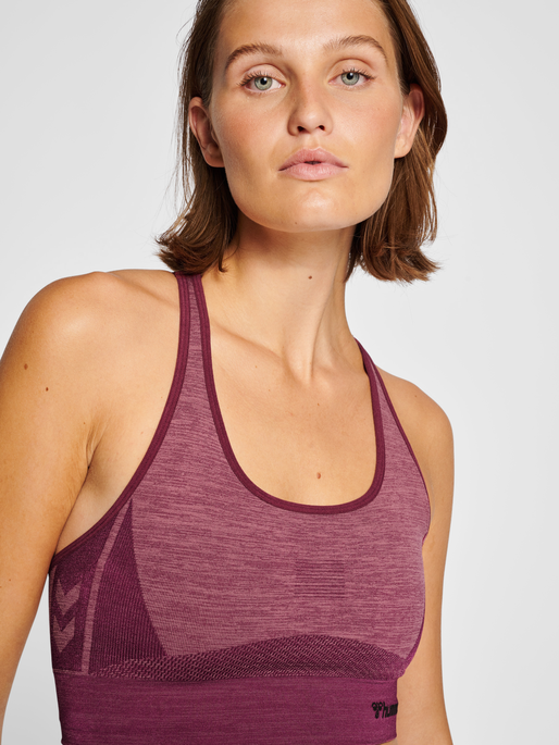 hmlCLEA SEAMLESS  SPORTS TOP, GRAPE WINE/CRUSHED BERRY MEL, model