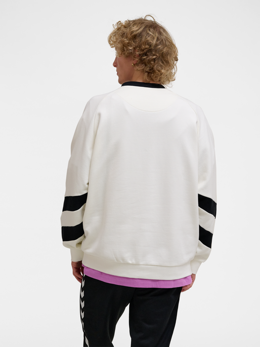 hmlOVERSIZED CREW SPORTSWEAR SWARM, TOFU, model