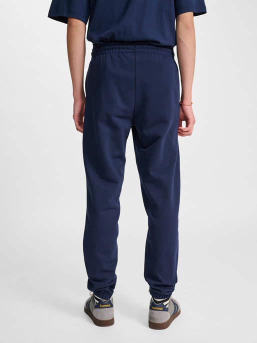 hmlREGULAR SWEATPANT BEE, DRESS BLUES, model