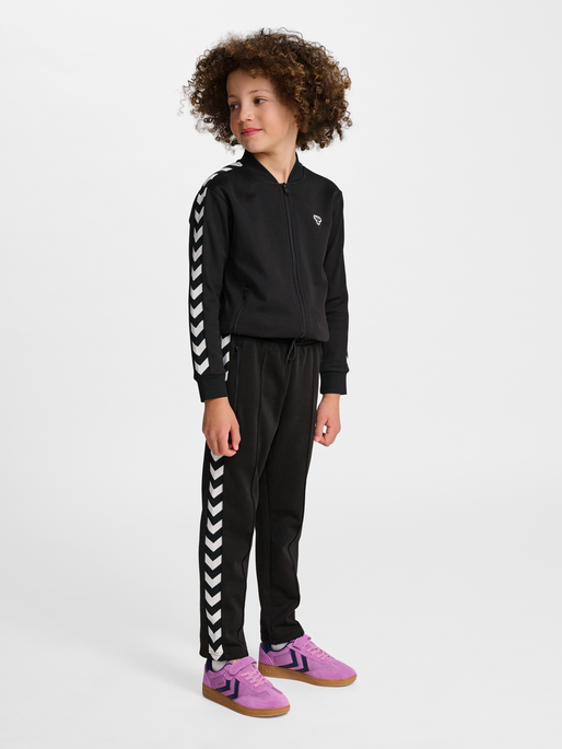 hmlJR ARCHIVE REGULAR POLY PANTS, BLACK, model