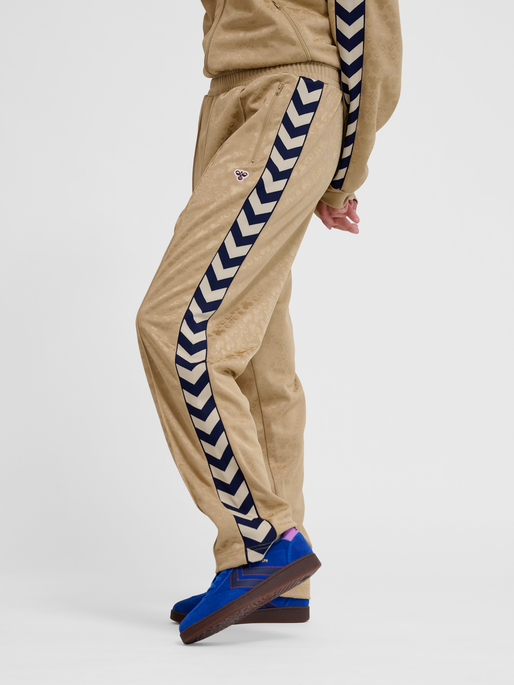 hmlARCHIVE REGULAR POLY PANTS AOP, CORNSTALK, model